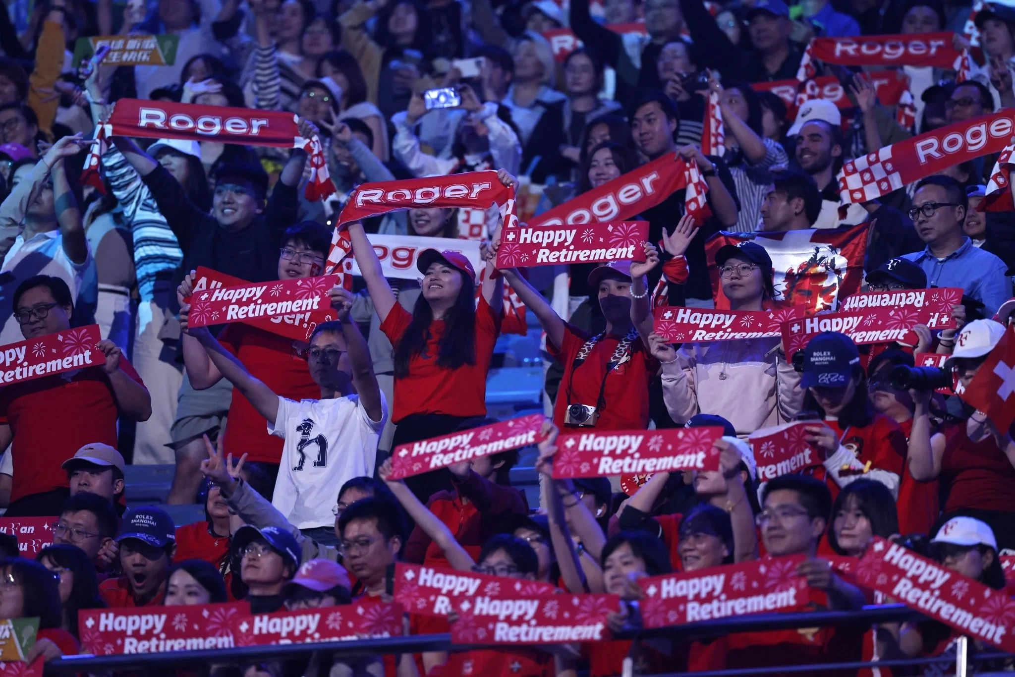 体育粉丝在赛场热情欢呼助威